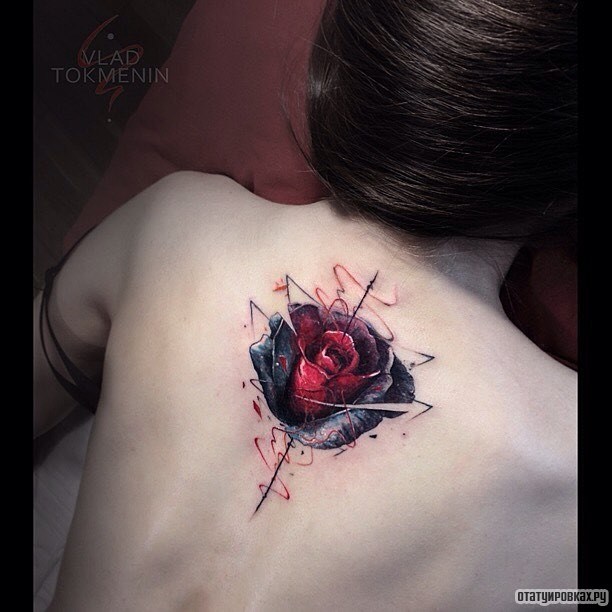 Фотография татуировки под названием «Роза в темных тонах»