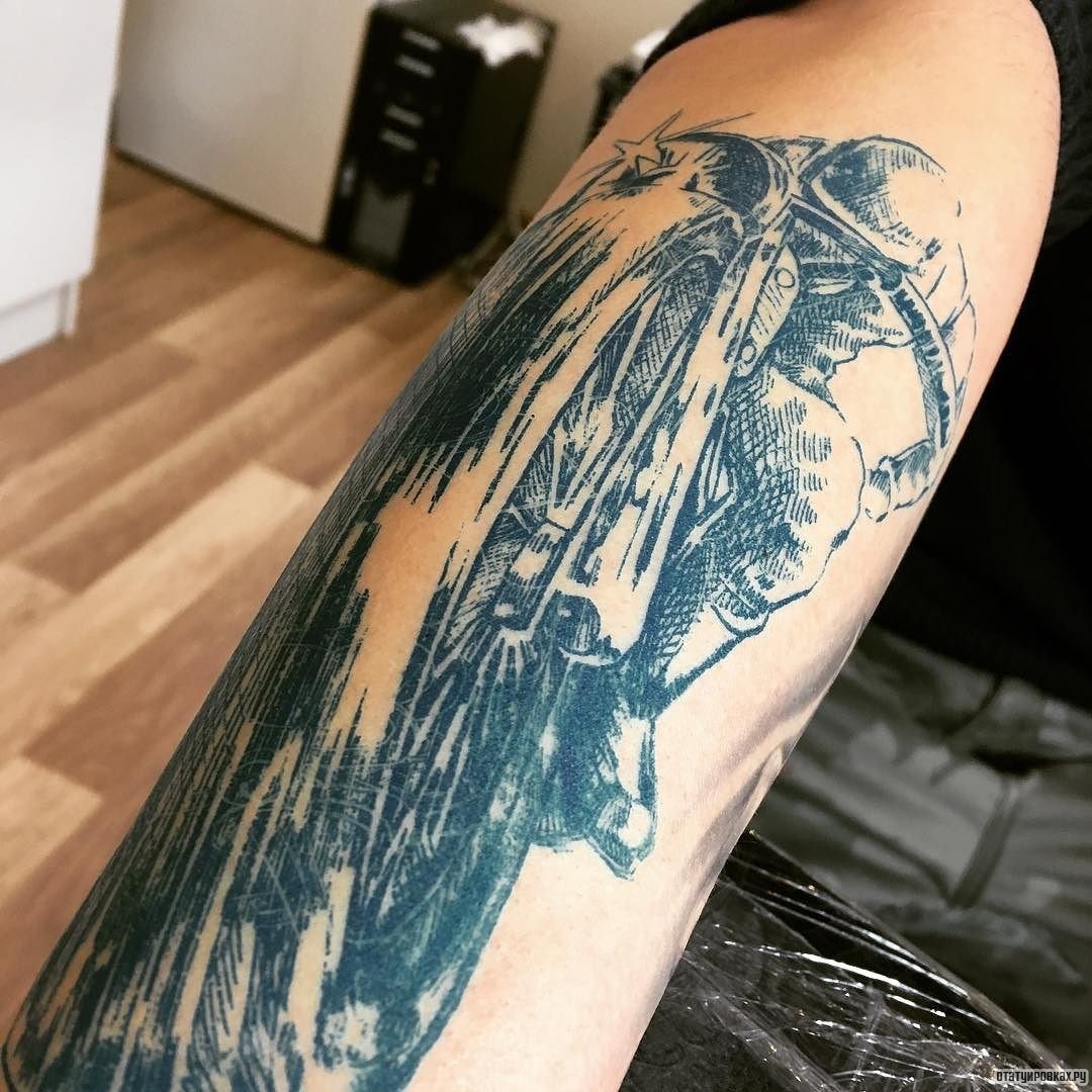 Фотография татуировки под названием «Гонщик на байке»