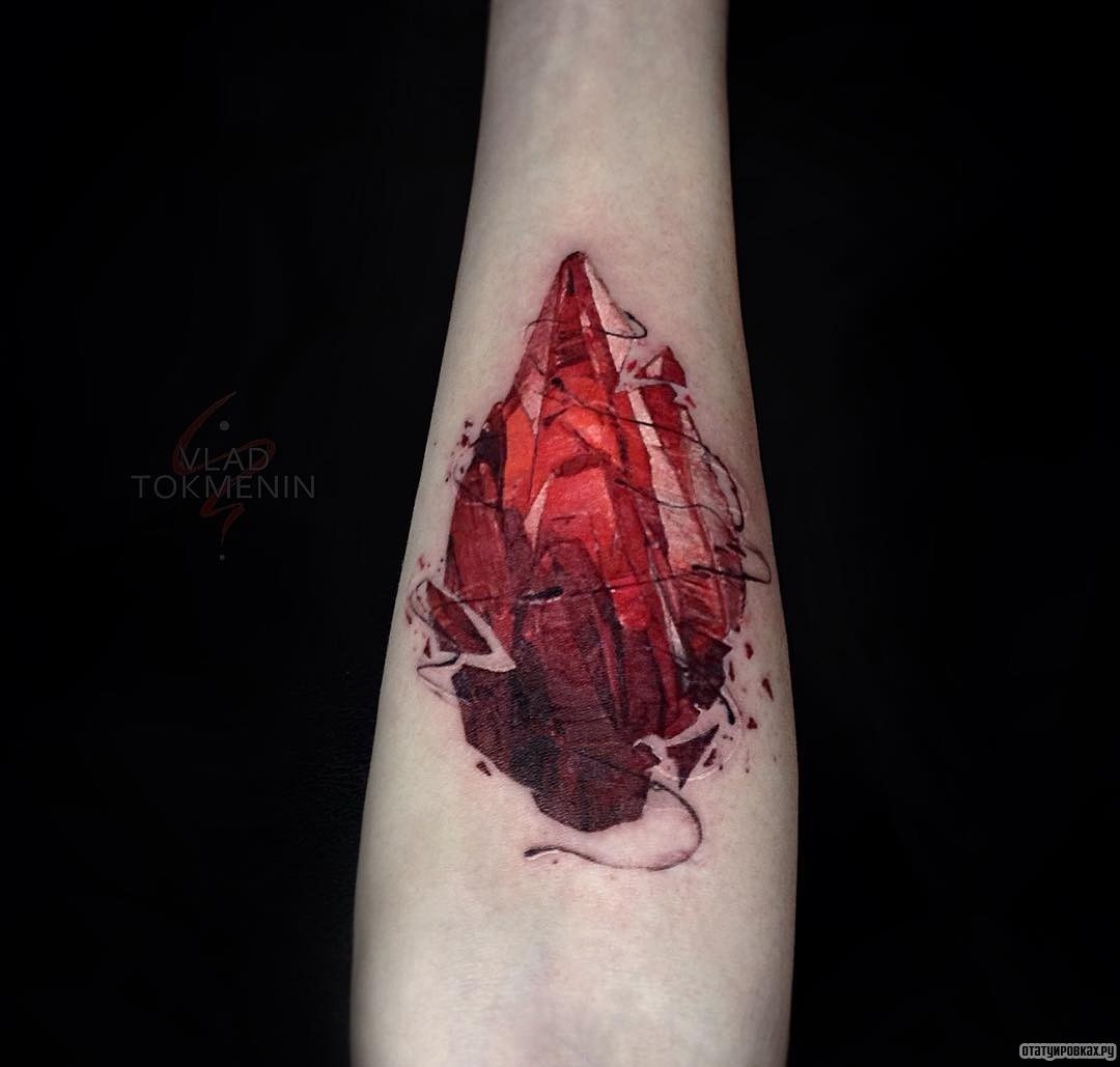 Фотография татуировки под названием «Красный кристалл под кожей»