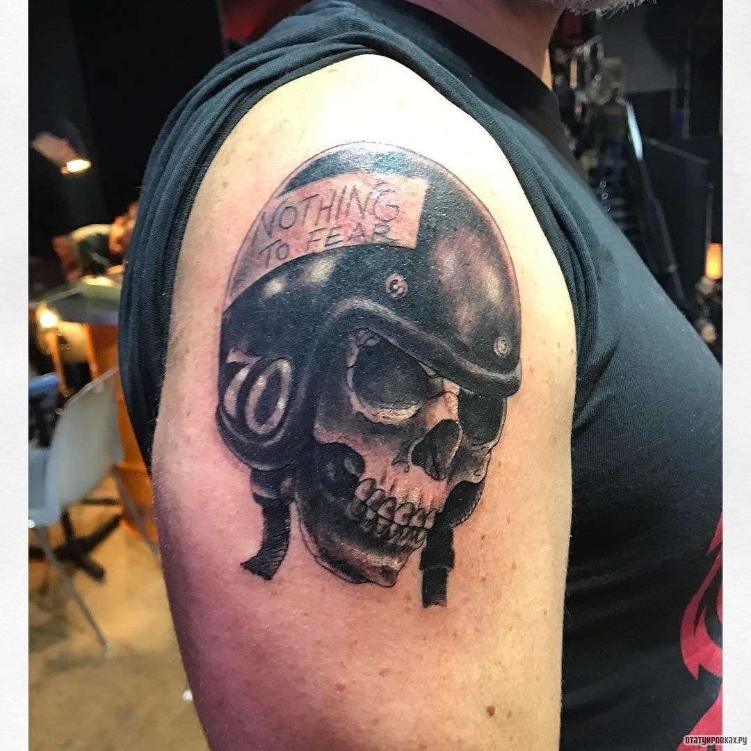 Фотография татуировки под названием «Скелет в шлеме»