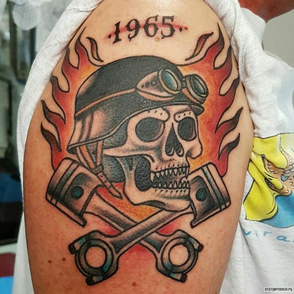 Фотография татуировки под названием «Скелет в огне и два поршня»