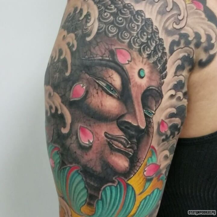 Фотография татуировки под названием «Будда с голубыми цветами»
