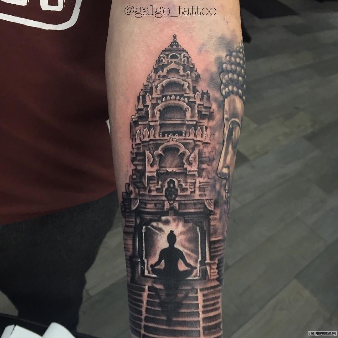 Фотография татуировки под названием «Будда у храма»