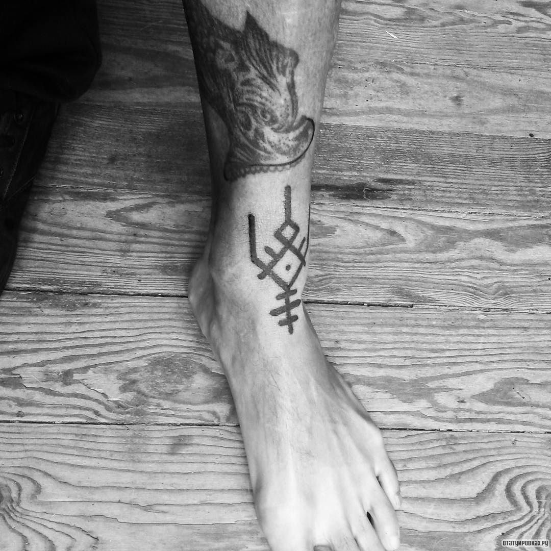 Фотография татуировки под названием «Руны, символы»