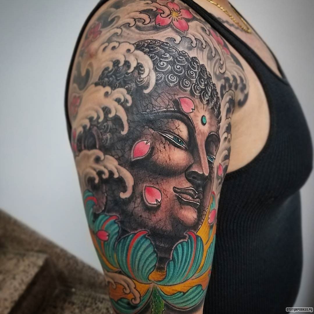 Фотография татуировки под названием «Будда, волны и лотос»