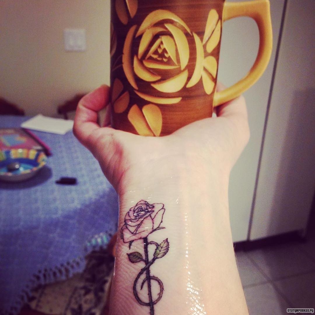 Фотография татуировки под названием «Скрипичный ключ в виде розы»