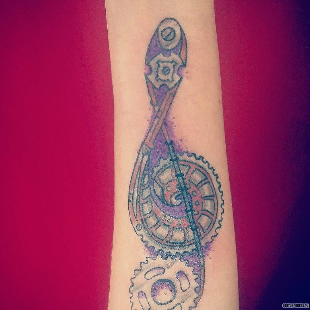 Фотография татуировки под названием «Скрипичный ключ из механизмов»