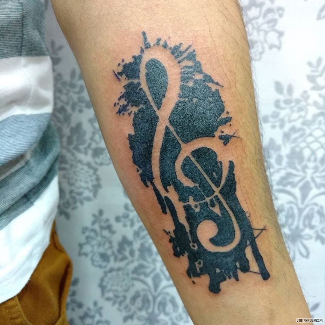 Фотография татуировки под названием «Скрипичный ключ на черном фоне»