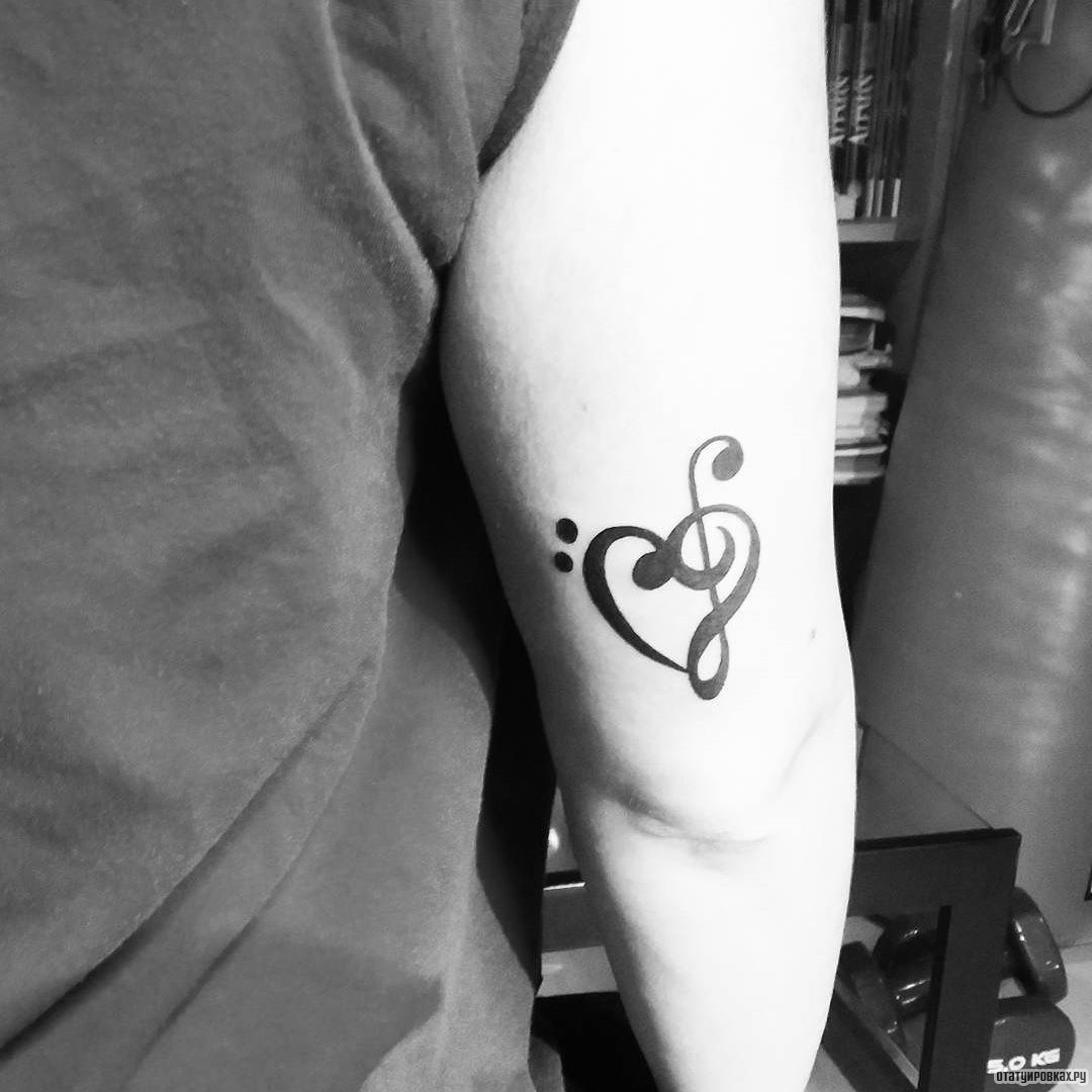 Фотография татуировки под названием «Скрипичный ключ в виде сердца»