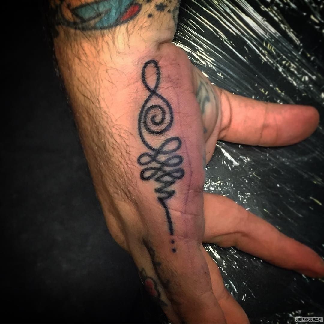 Фотография татуировки под названием «Скрипичный ключ в виде буддийского узора»