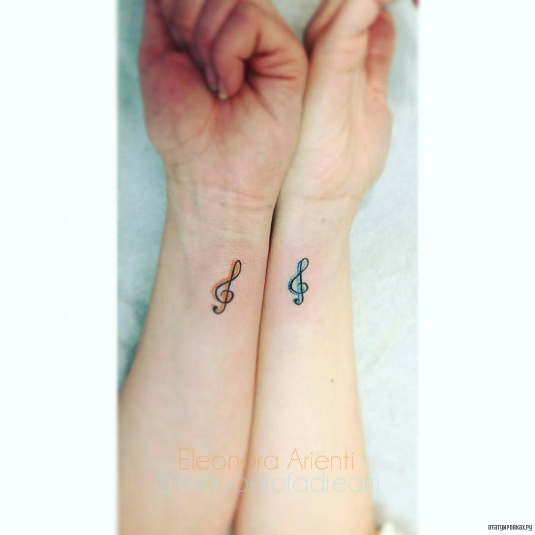 Фотография татуировки под названием «Два скрипичных ключа - оранжевый и голубой»