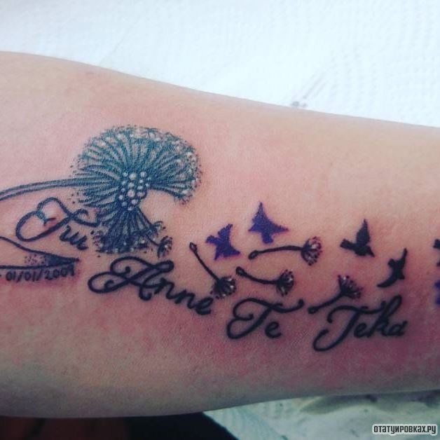 Фотография татуировки под названием «Одуванчик, надпись, птички»