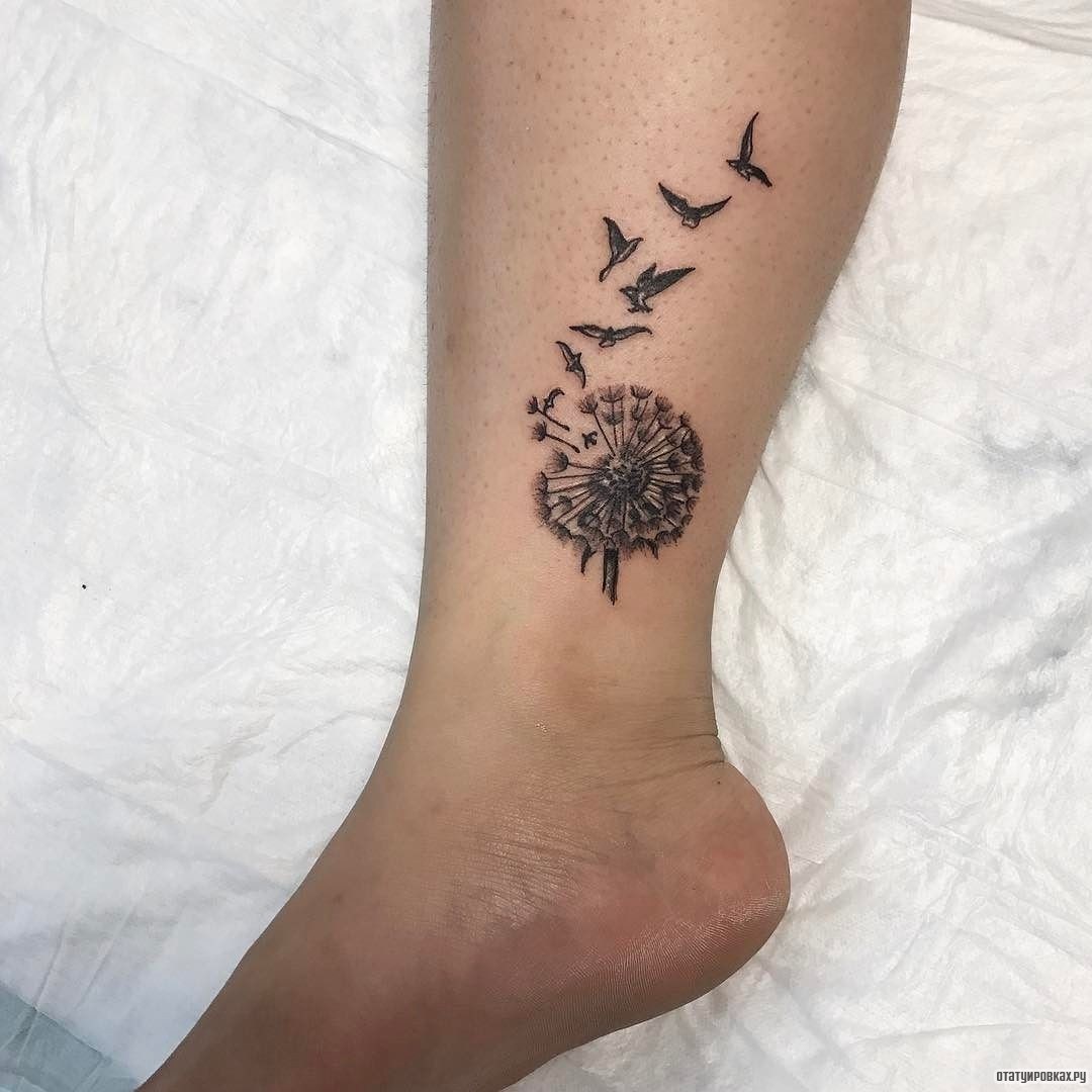 Фотография татуировки под названием «Одуванчик и вылетающие из него птицы»