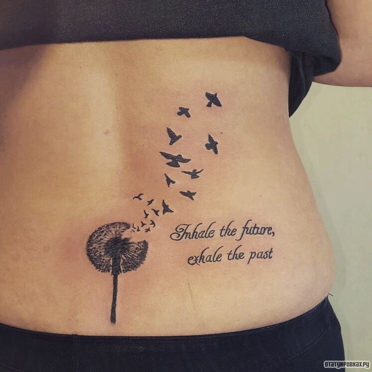 Фотография татуировки под названием «Одуванчик, надпись и птицы»