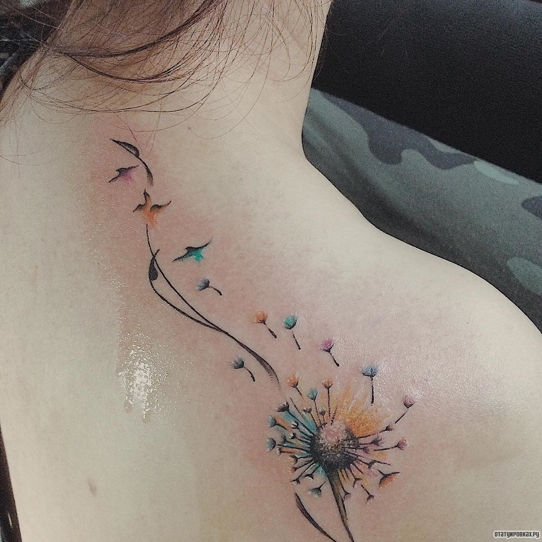 Фотография татуировки под названием «Одуванчик с узором и птицами»