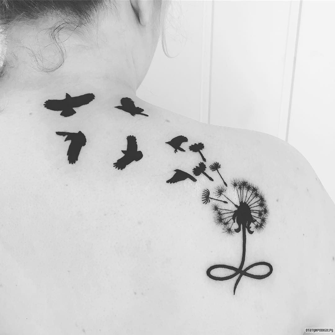 Фотография татуировки под названием «Одуванчик и черные птицы»