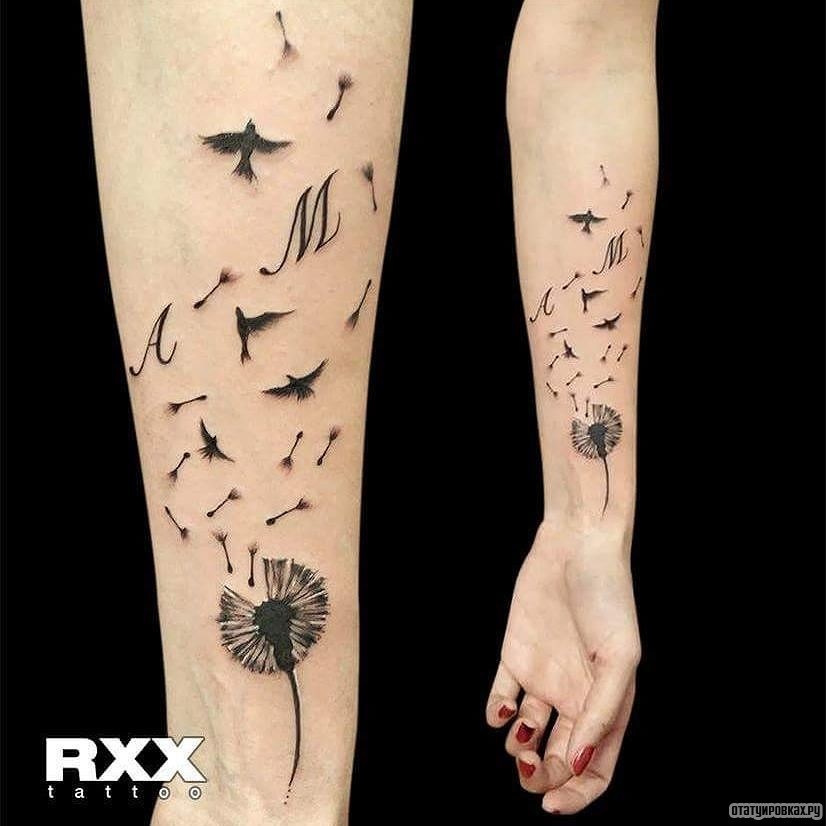 Фотография татуировки под названием «Одуванчик, птицы и буква М»