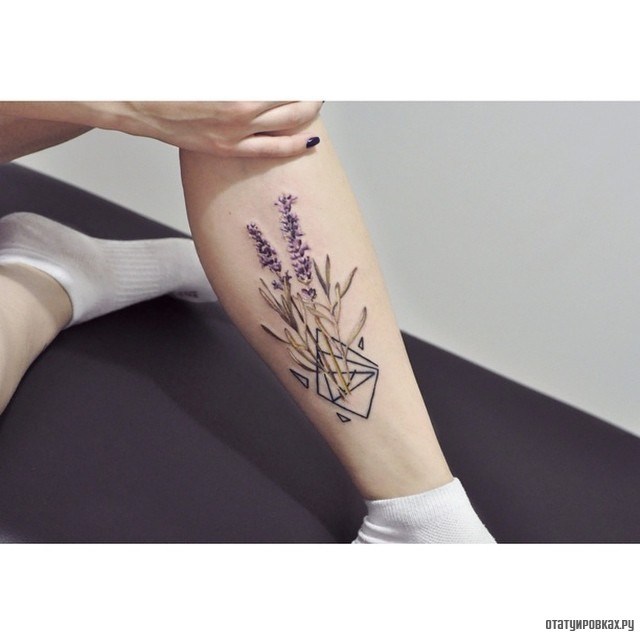 Фотография татуировки под названием «Полевые сиреневые цветы»