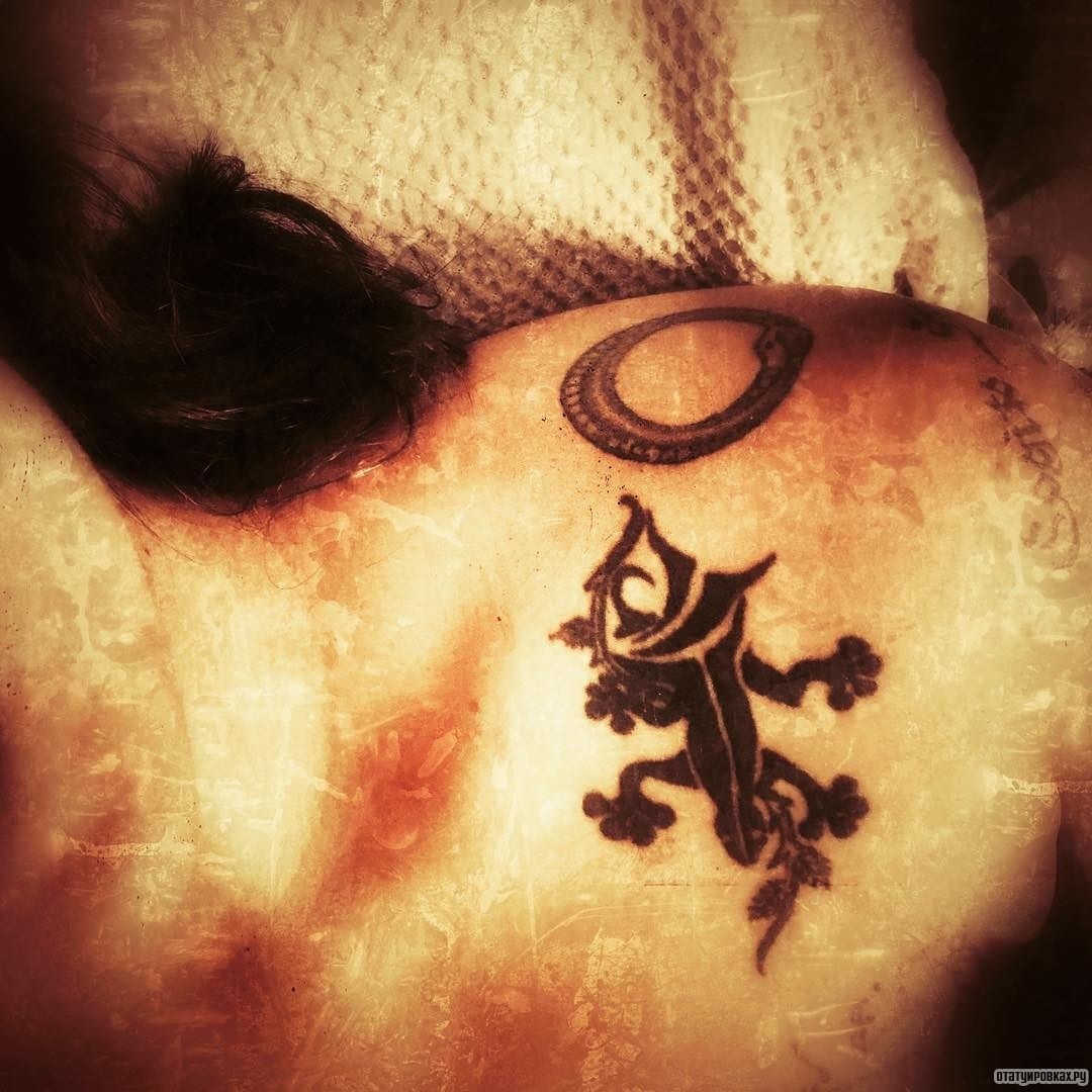 Фотография татуировки под названием «Ящерица как черный узор»
