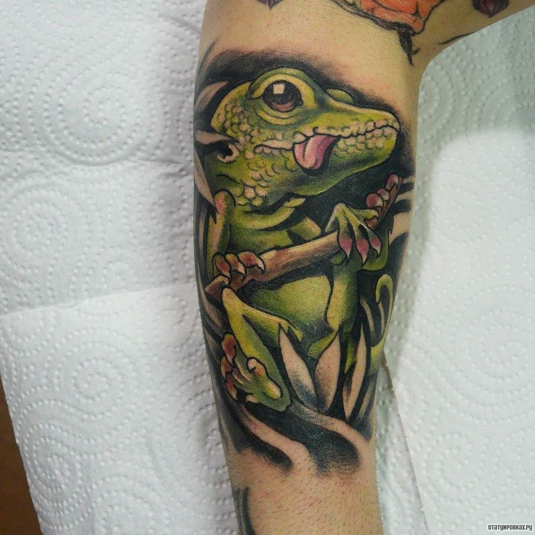 Фотография татуировки под названием «Ящерица с высунутым языком»