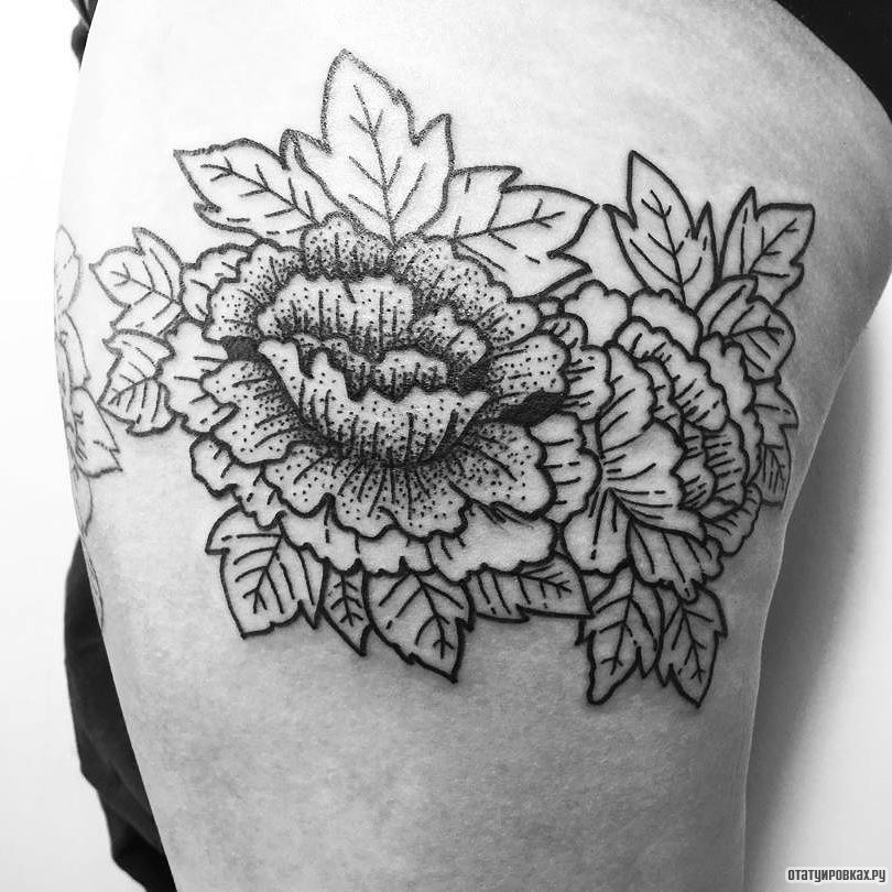 Фотография татуировки под названием «Пион с листьями»