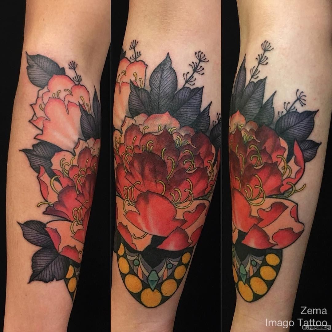 Фотография татуировки под названием «Пион с черными листьями»