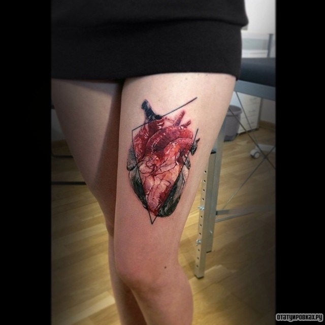 Фотография татуировки под названием «Человеческое сердце в треугольнике»