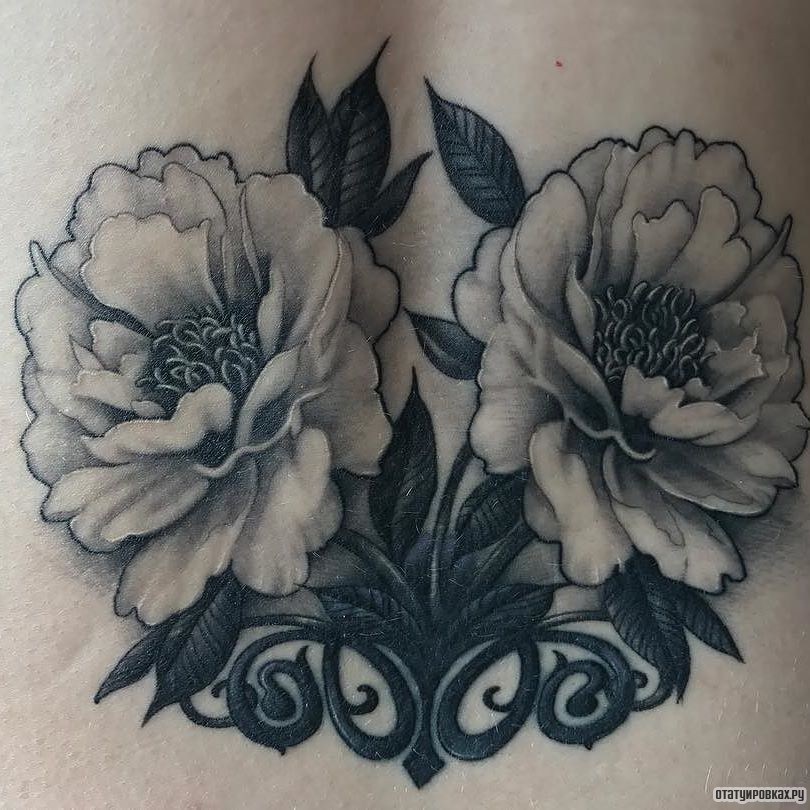 Фотография татуировки под названием «Два белый пиона»