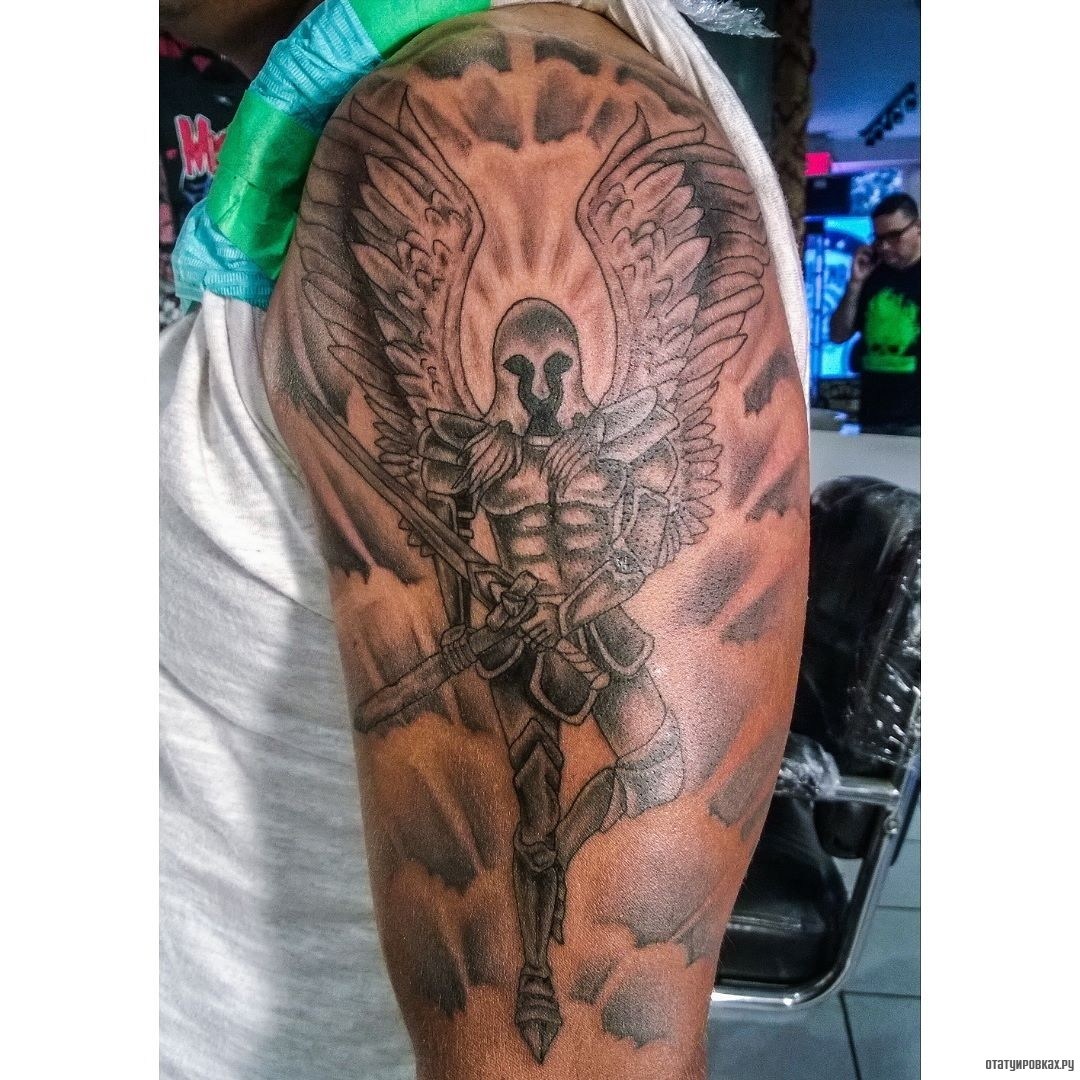 Фотография татуировки под названием «Архангел с мечами»