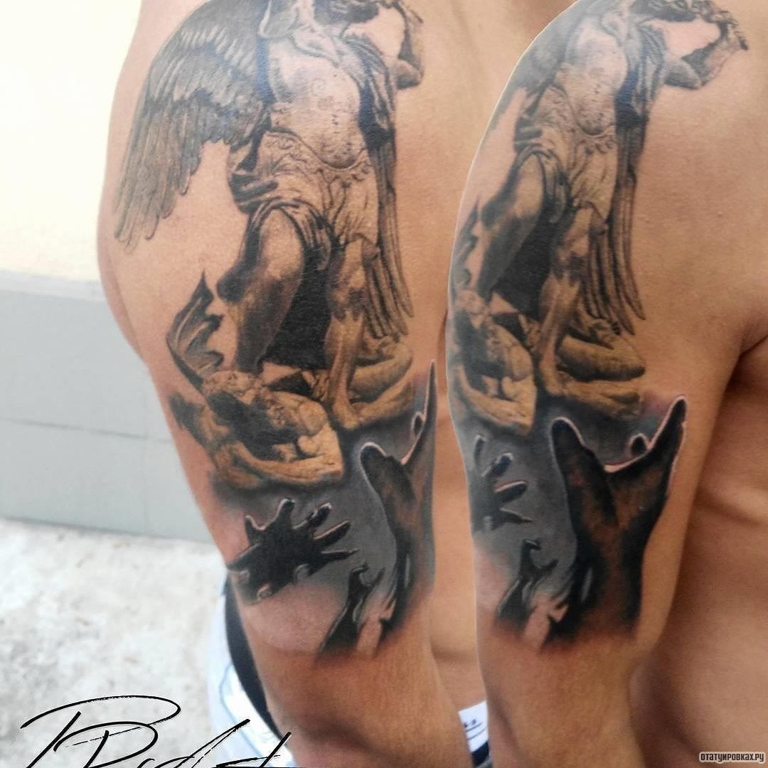 Фотография татуировки под названием «Архангел и тянущиеся к нему руки»