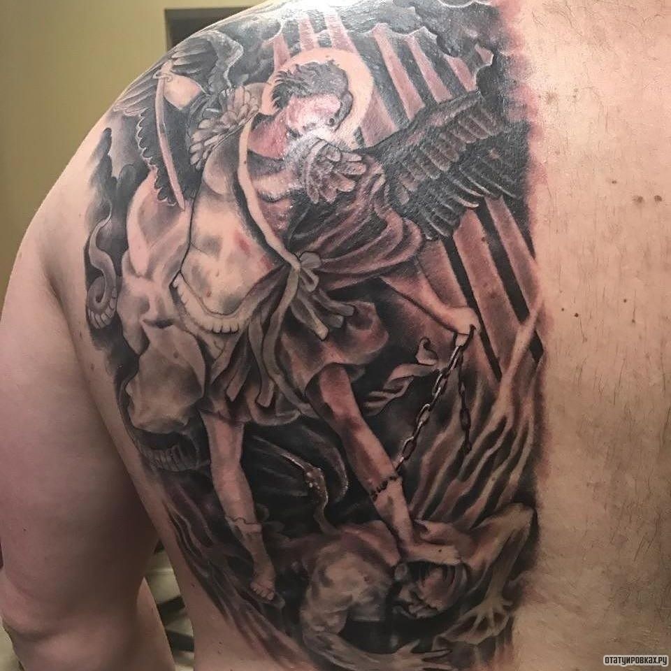 Фотография татуировки под названием «Архангел с цепью»