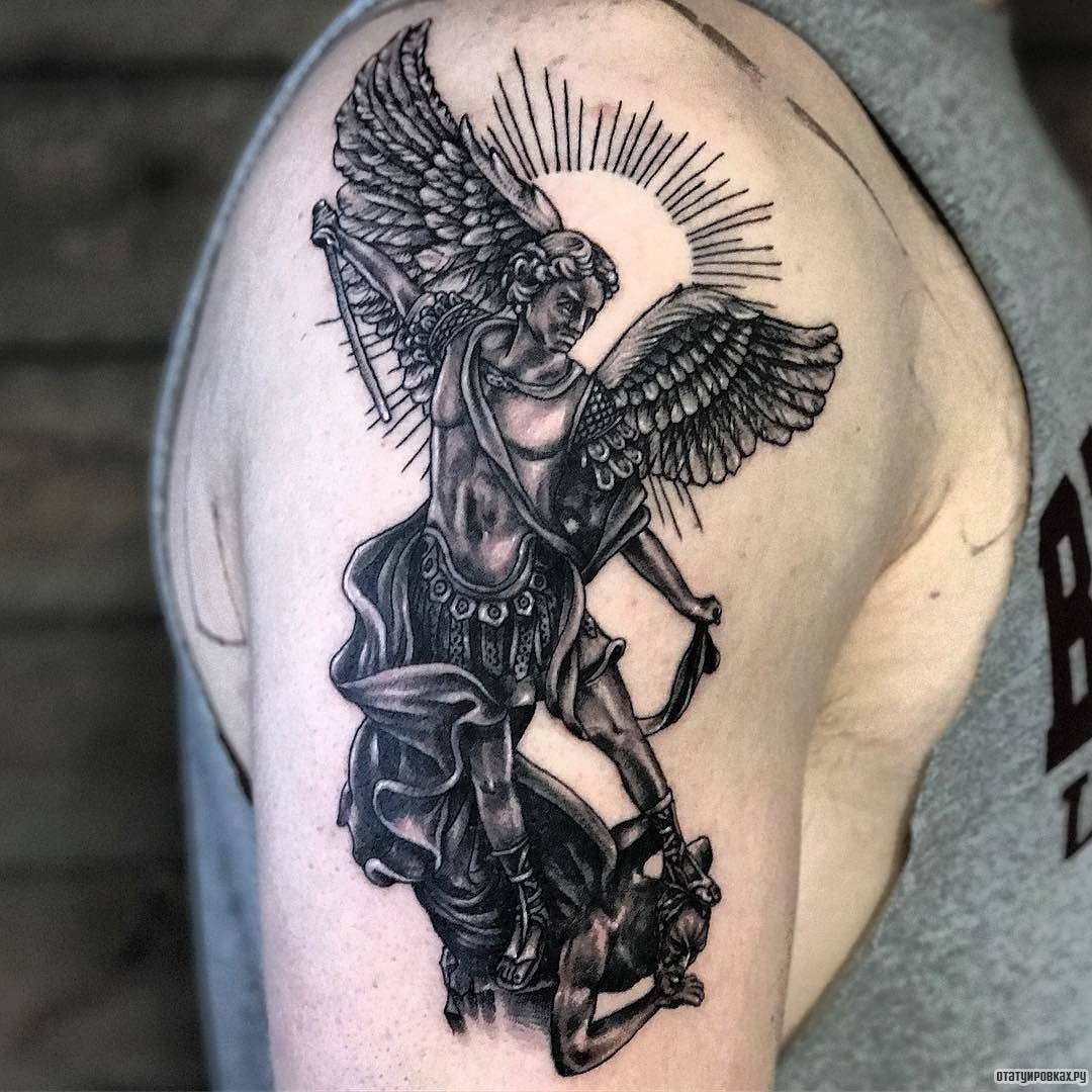 Фотография татуировки под названием «Архангел убиваем демона»