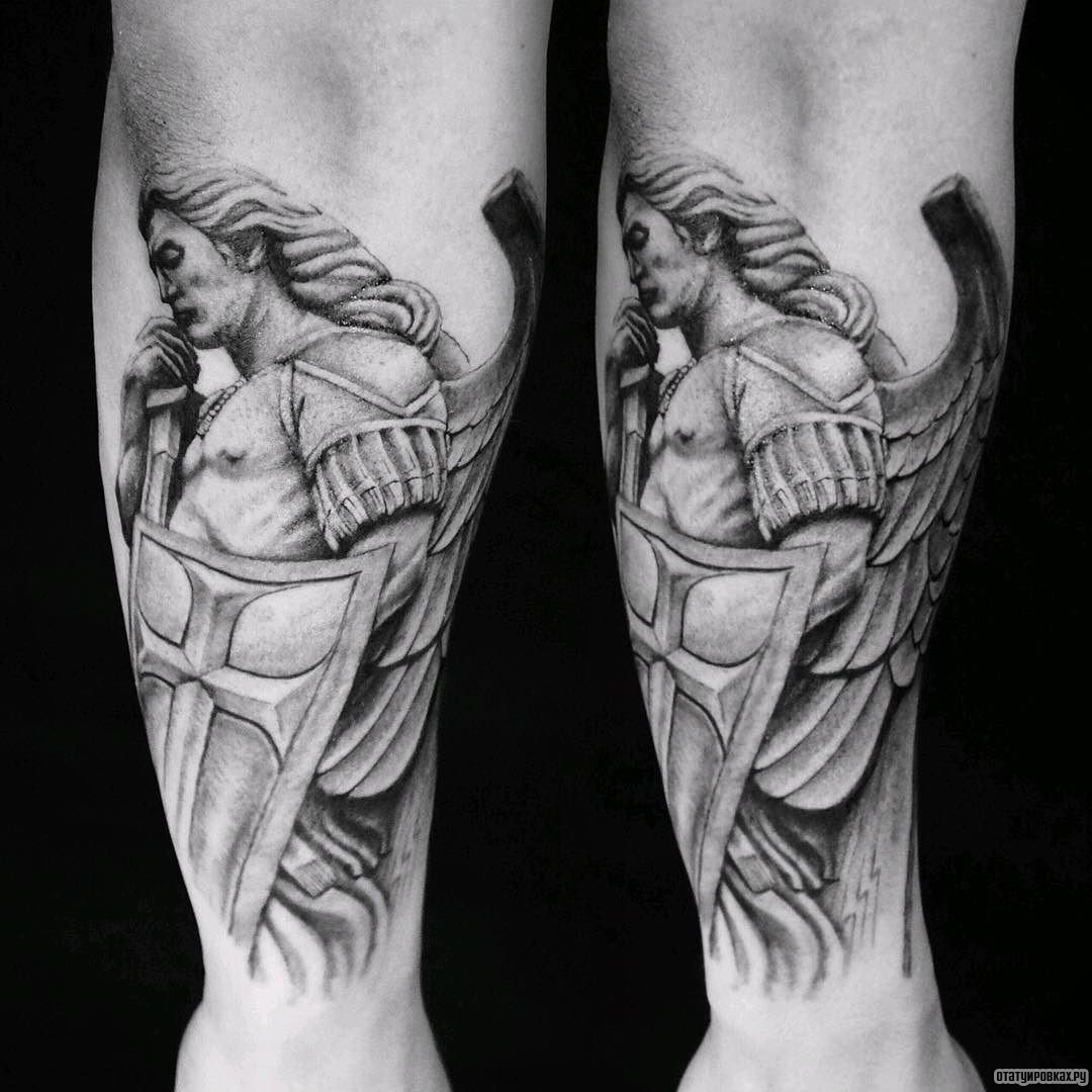 Фотография татуировки под названием «Архангел и щит»