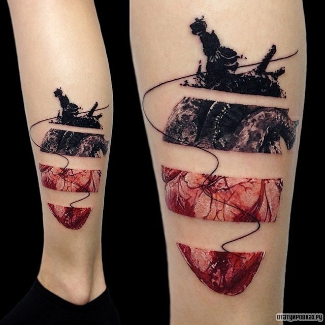 Фотография татуировки под названием «Черно-красное сердце»