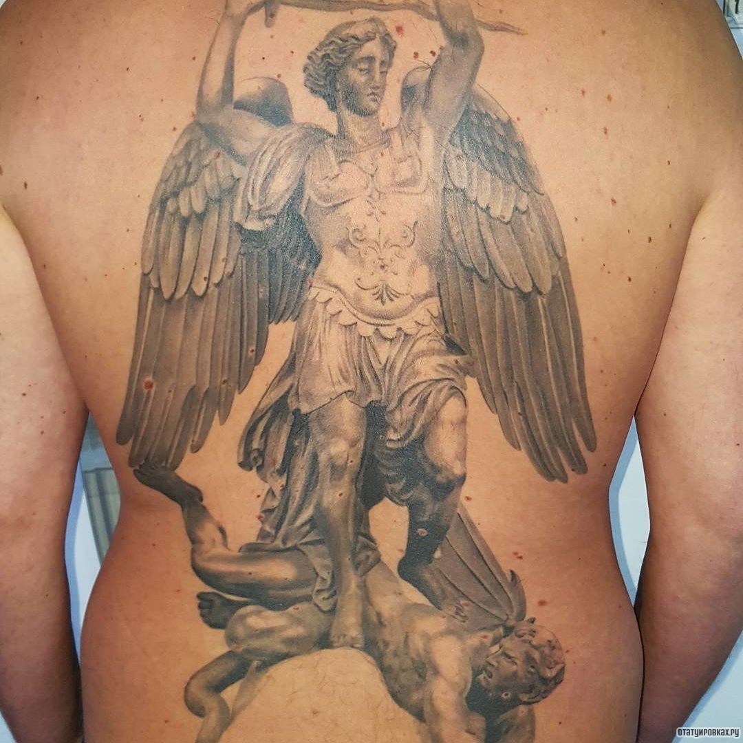 Фотография татуировки под названием «Архангел убивает демона»