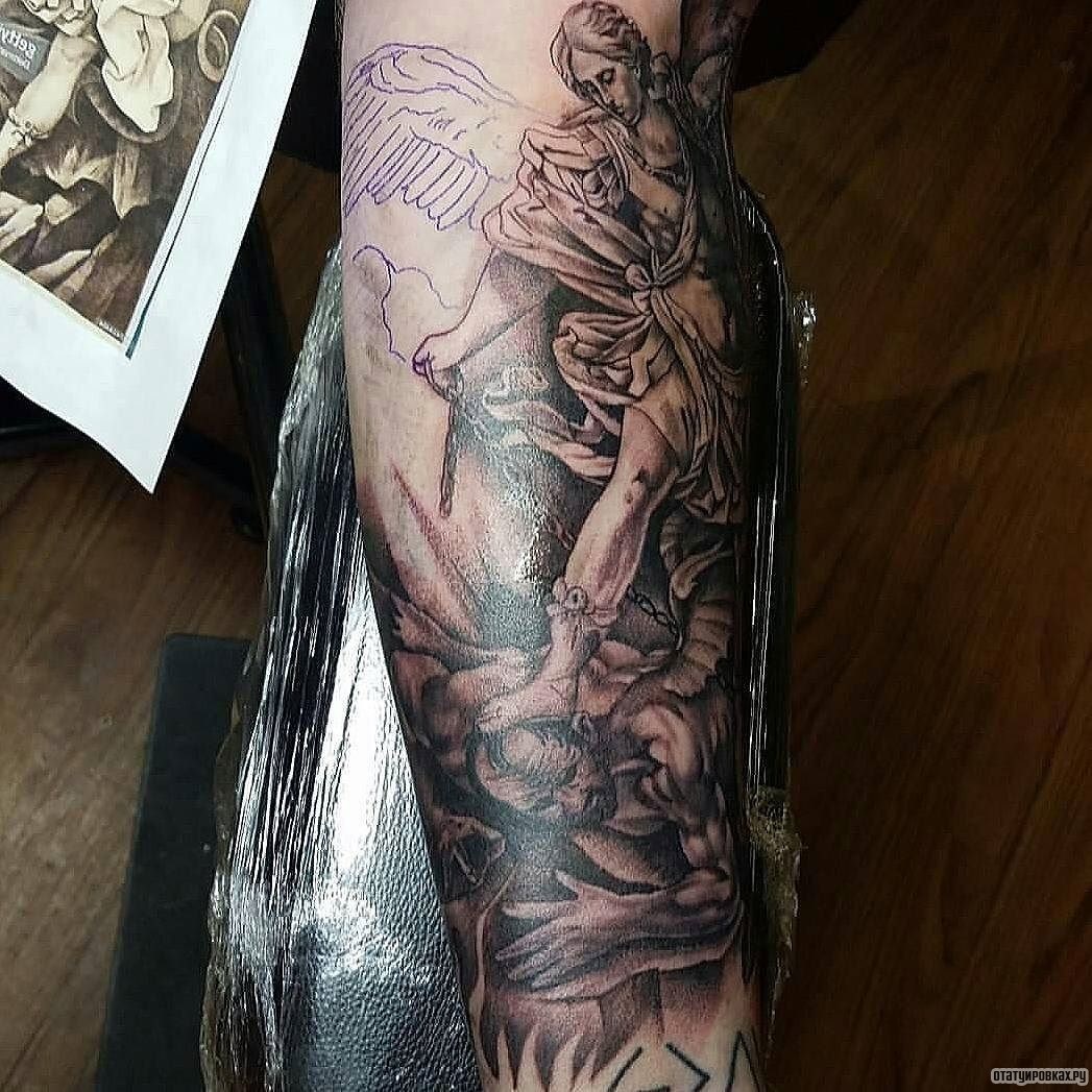 Фотография татуировки под названием «Архангел в бою с демоном»