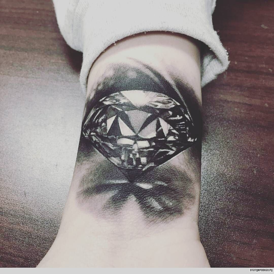 Фотография татуировки под названием «Бриллиант с тенями»