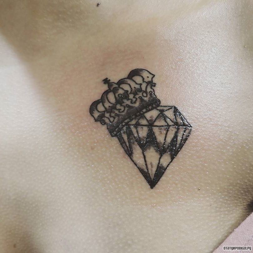 Фотография татуировки под названием «Бриллиант в короне чб»