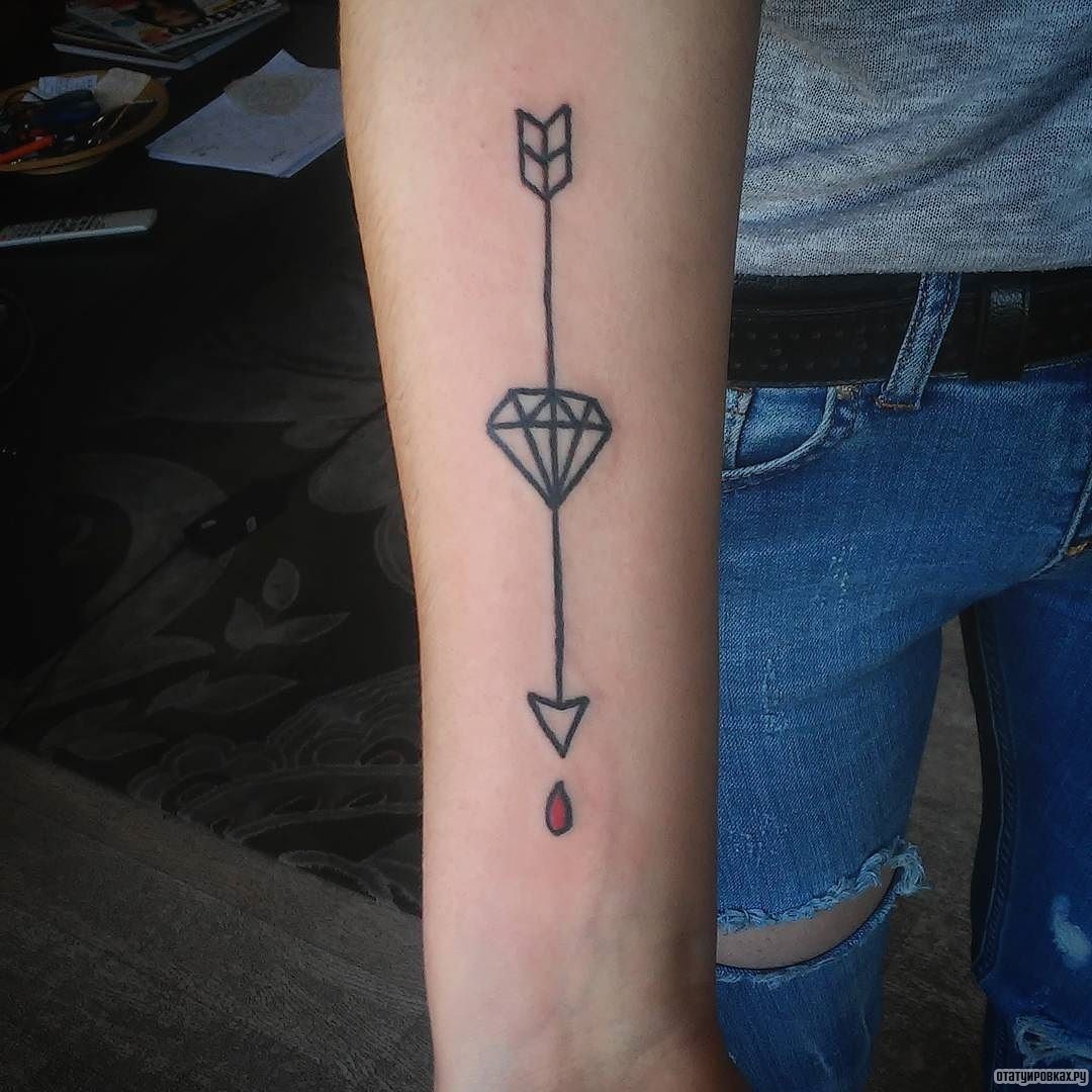 Фотография татуировки под названием «Бриллиант со стрелой»