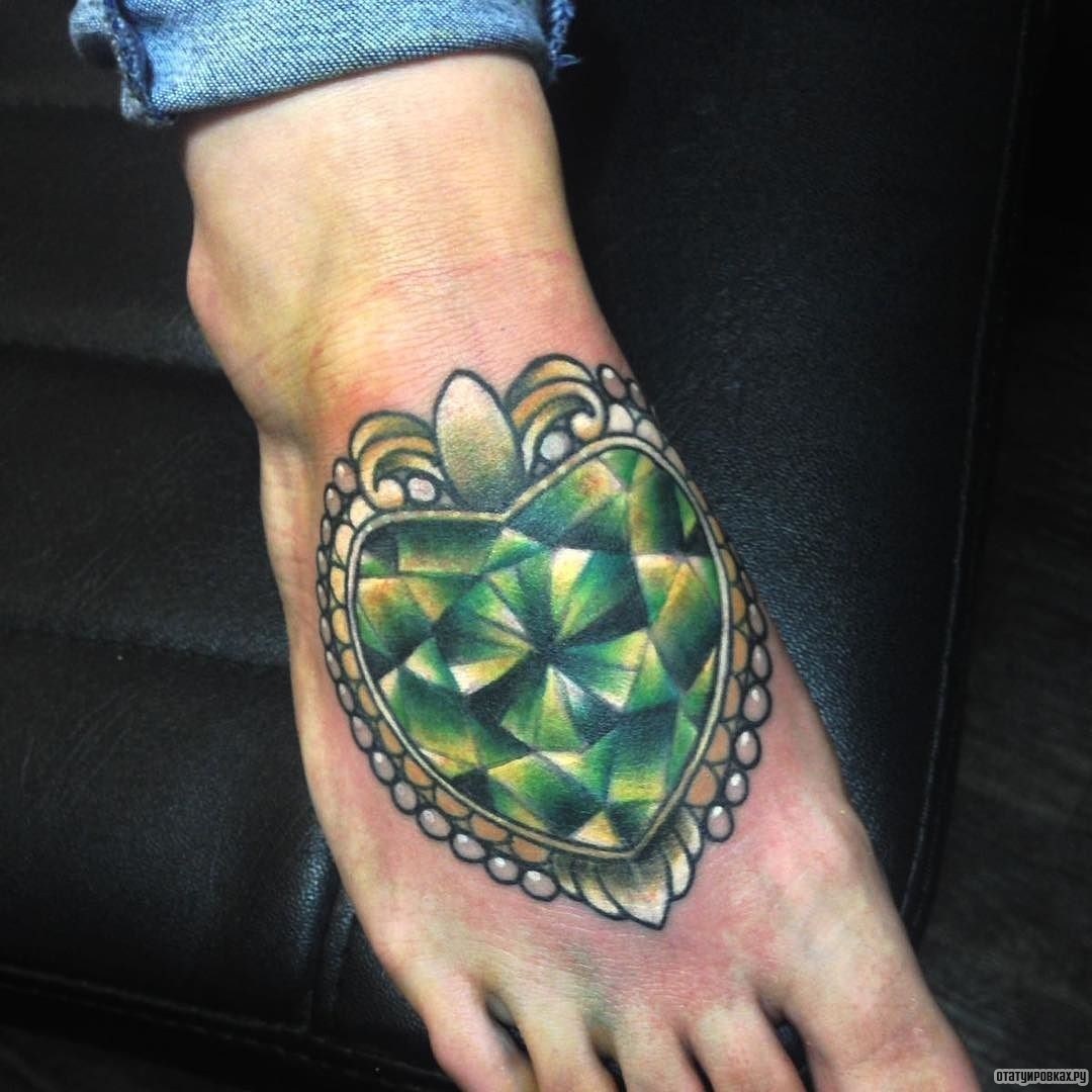Фотография татуировки под названием «Зеленый бриллиант - сердце»