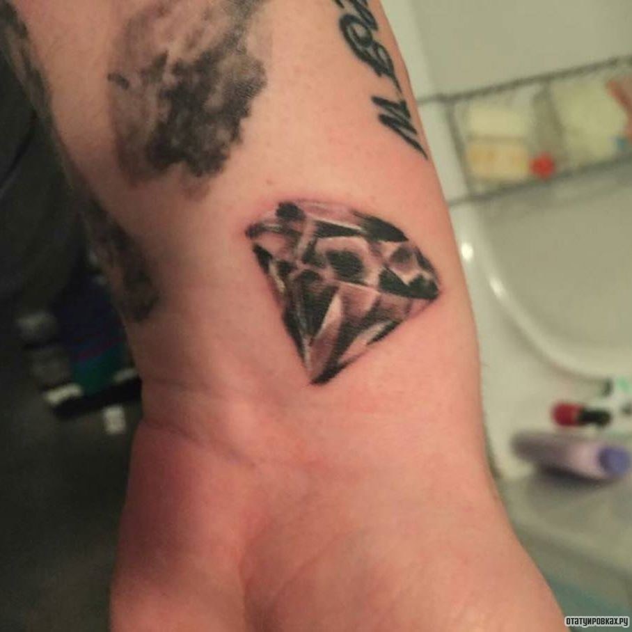 Фотография татуировки под названием «Бриллиант чб»