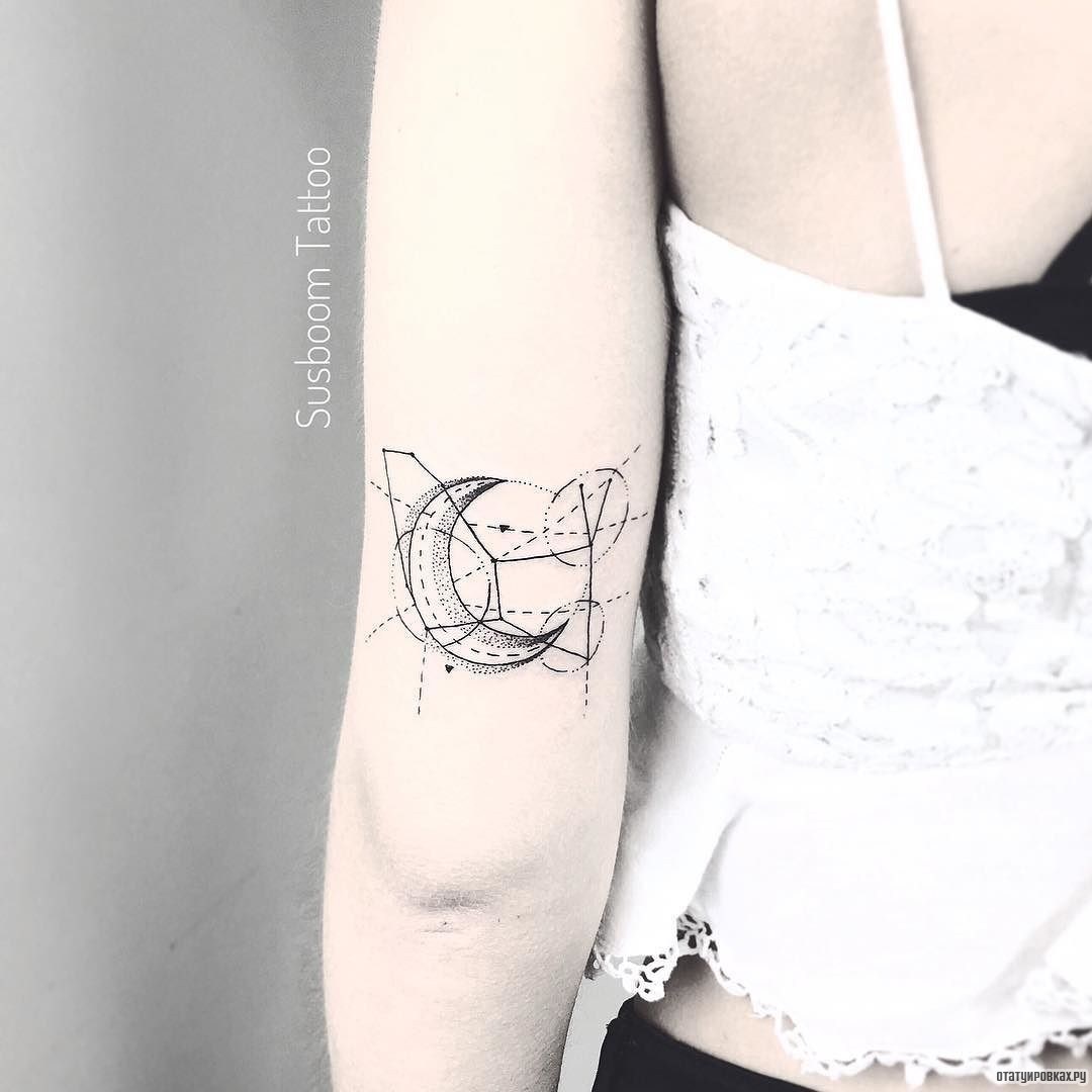 Фотография татуировки под названием «Луна с линиями»