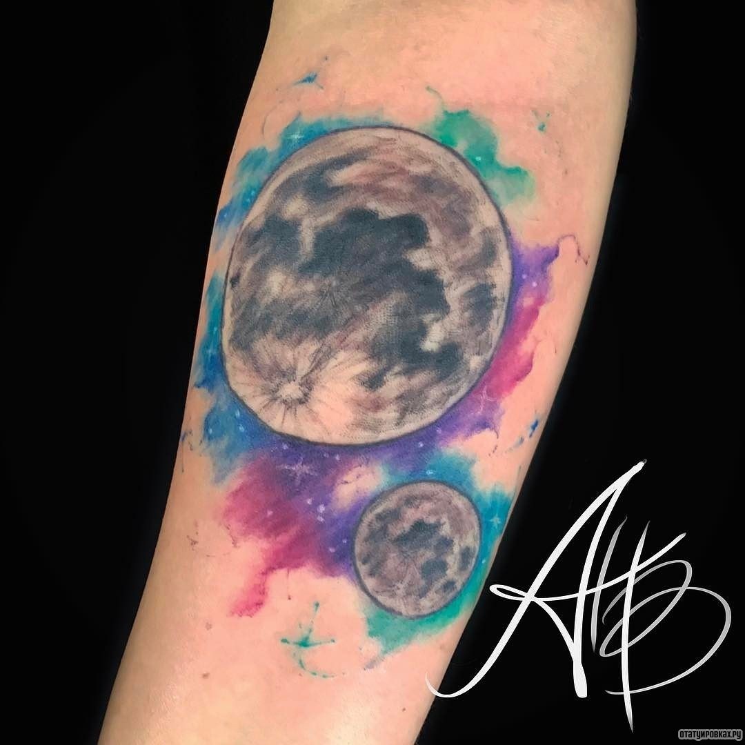Фотография татуировки под названием «Луна в космосе»