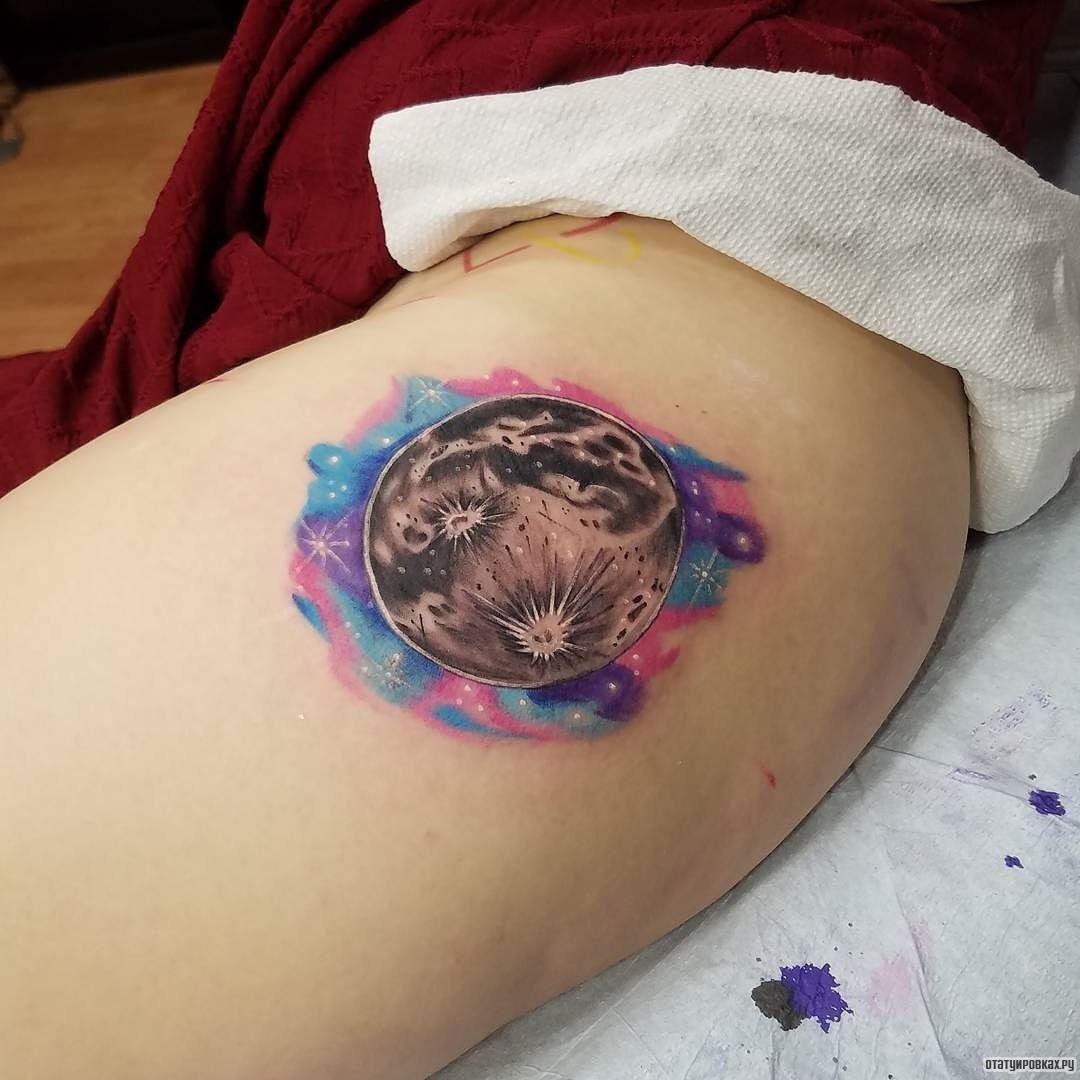 Фотография татуировки под названием «Луна и галактика»