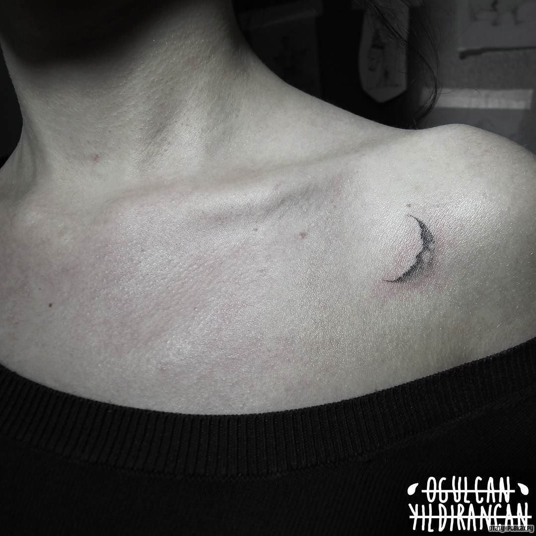 Фотография татуировки под названием «Небольшая луна»