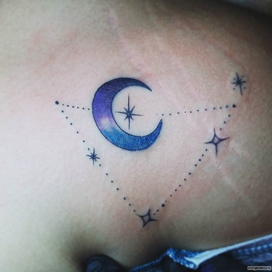 Фотография татуировки под названием «Луна с созвездием»