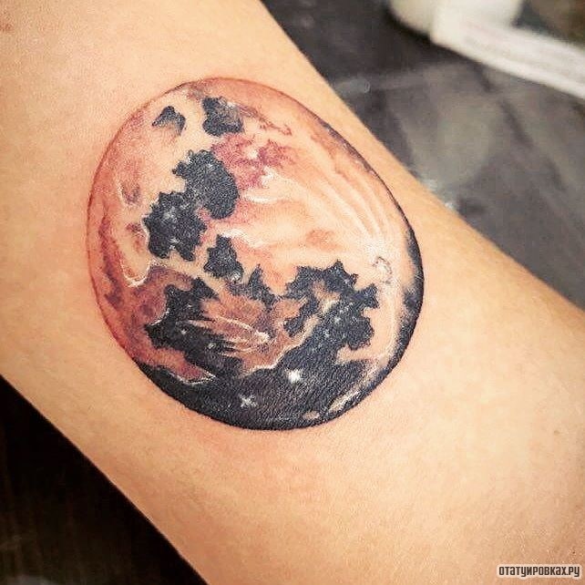 Фотография татуировки под названием «Луна»