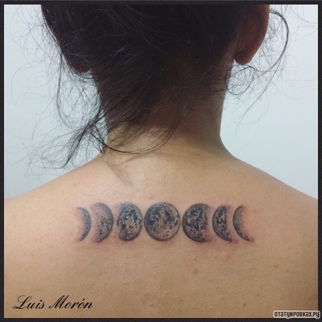 Фотография татуировки под названием «Луна в нескольких вариантах»