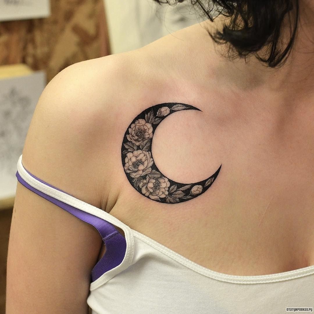 Фотография татуировки под названием «Луна с узором из цветов»