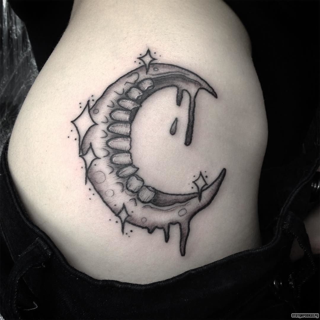 Фотография татуировки под названием «Луна как челюсть»
